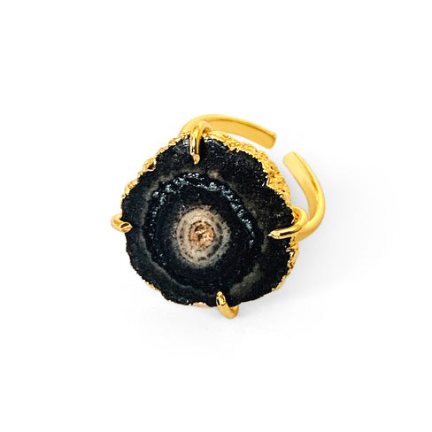 This adjustable statement oval stone ring features a black onyx gem. Set in a 22K gold and brass casing. this oval stone ring is the perfect centerpiece of a sharp look. Get your fingers wrapped around this classy onyx statement ring.  Product Details  Composition: 22k gold-plated brass, onyx gem Adjustable Handmade in Morocco Please note the possibility of natural inclusions in gemstones (See pictures below)